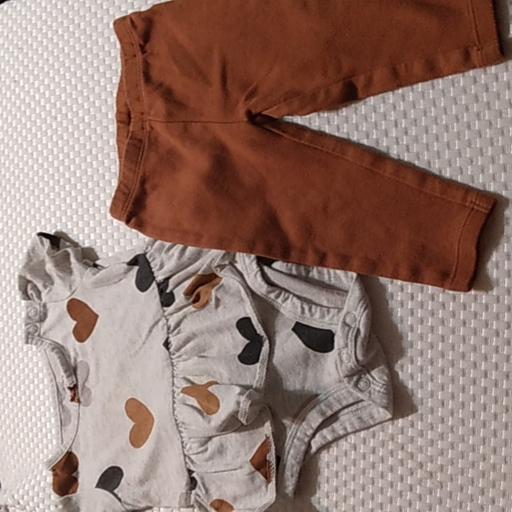 Carters 2-piece Set With Hearts - Size 9 Months